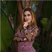 Imparte clases de inglés para todas las edades y niveles. Poseo el C2 de Cambridge y he estudiado en Estados Unidos, en el Hannover High en el estado de New Hampshire. También poseo experiencia demostrable como profesora de inglés